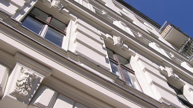 Hausfassade mit Stuckelementen